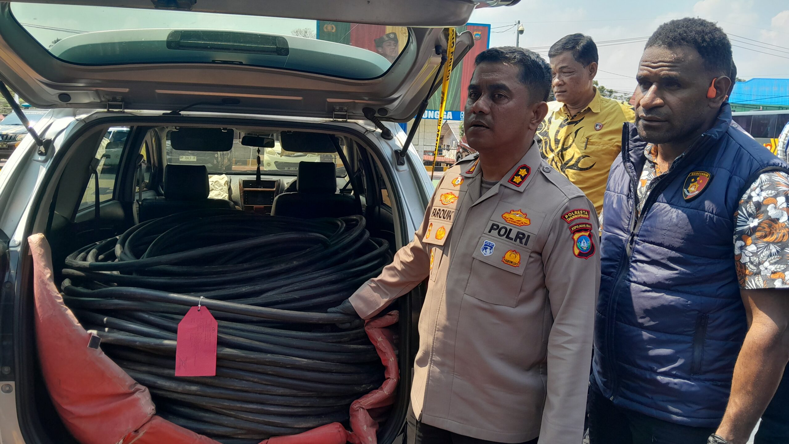 Wakapolresta Tanjungpinang AKBP Farouk Oktora memperlihatkan barang bukti kasus pencurian berupa kabel listrik. Foto: Rindu Sianipar