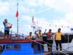 Polres Kepulauan Anambas membagikan Bendera Merah Putih dan paket bantuan sosial kepada masyarakat nelayan di Perairan Desa Sri Tanjung, Kecamatan Siantan. Foto: Ist