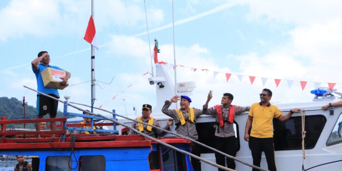 Polres Kepulauan Anambas membagikan Bendera Merah Putih dan paket bantuan sosial kepada masyarakat nelayan di Perairan Desa Sri Tanjung, Kecamatan Siantan. Foto: Ist
