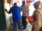 IMG-20260806-WA0024 Bhabinkamtibmas Kelurahan Tanjung Unggat, Aiptu Razmudi saat membagikan Bansos kepada warga yang sedang sakit. Foto: Ist