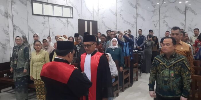Prosesi pelantikan Muhammad Faizal sebagai Hakim Ad Hoc di Pengadilan Tipikor Tanjungpinang. Foto: Dok sinarsiber.com