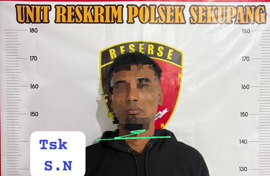 S (30), pelaku kasus dugaan pencurian dengan kekerasan terhadap driver ojol di Batam saat diamankan polisi. Foto: Dok Polsek Sekupang