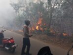 IMG-20260808-WA0025 Kebakaran melanda lahan kosong yang dipenuhi semak belukar di Jalan Bestari RT 02/RW 03, Kelurahan Kampung Bugis, Kecamatan Tanjungpinang Kota, Sabtu (08/08/2026).