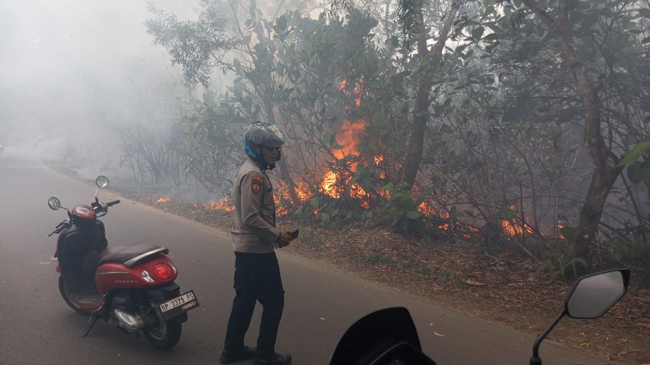 Kebakaran melanda lahan kosong yang dipenuhi semak belukar di Jalan Bestari RT 02/RW 03, Kelurahan Kampung Bugis, Kecamatan Tanjungpinang Kota, Sabtu (08/08/2026).
