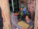 IMG-20260813-WA0010 Kapolres Kepulauan Anambas, AKBP I Gusti Ngurah Agung Budianaloka saat menyapa sekaligus menyerahkan bantuan kepada salah satu warga. Foto: Ist