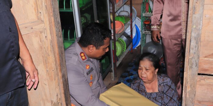Kapolres Kepulauan Anambas, AKBP I Gusti Ngurah Agung Budianaloka saat menyapa sekaligus menyerahkan bantuan kepada salah satu warga. Foto: Ist