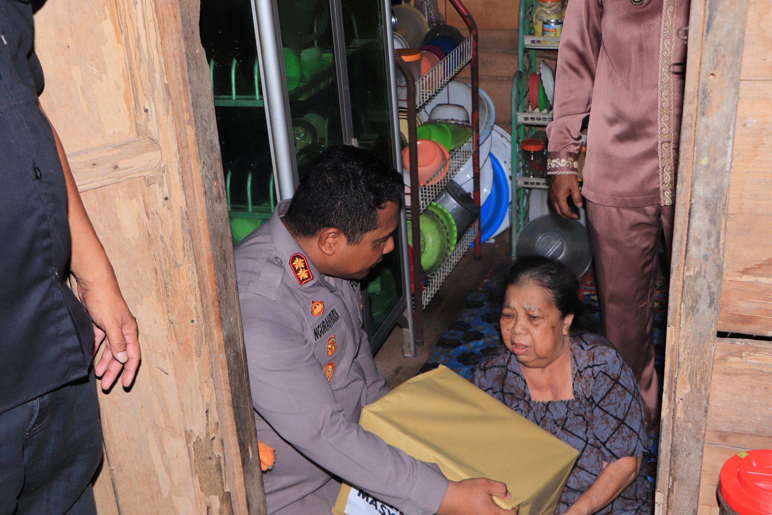 Kapolres Kepulauan Anambas, AKBP I Gusti Ngurah Agung Budianaloka saat menyapa sekaligus menyerahkan bantuan kepada salah satu warga. Foto: Ist