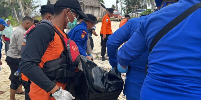Jenazah Sutiyo (49), seorang warga yang ditemukan meninggal di perairan Teluk Bakau, Kabupaten Bintan saat dievakuasi Tim SAR gabungan. Foto: Ist