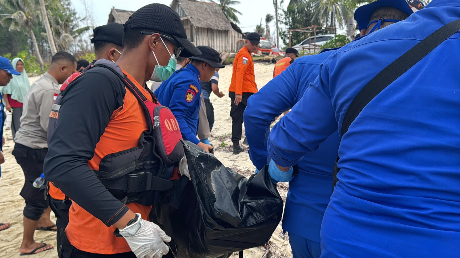 Jenazah Sutiyo (49), seorang warga yang ditemukan meninggal di perairan Teluk Bakau, Kabupaten Bintan saat dievakuasi Tim SAR gabungan. Foto: Ist