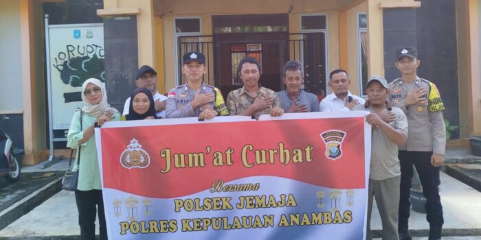 Kegiatan Jumat Curhat Kamtibmas Polsek Jemaja Polres Kepulauan Anambas bersama masyarakat Desa Landak, Kecamatan Jemaja, Jumat (14/08/2026). Foto: Ist