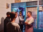 IMG-20260819-WA0009 Petugas saat mendatangi lokasi penemuan pria berinisial HS (58) yang ditemukan meninggal dunia di dalam rumahnya. Foto: