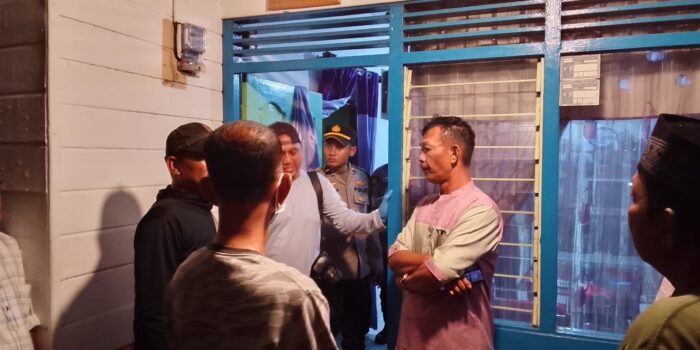 Petugas saat mendatangi lokasi penemuan pria berinisial HS (58) yang ditemukan meninggal dunia di dalam rumahnya. Foto: