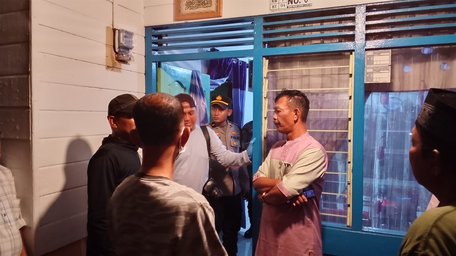 Petugas saat mendatangi lokasi penemuan pria berinisial HS (58) yang ditemukan meninggal dunia di dalam rumahnya. Foto: