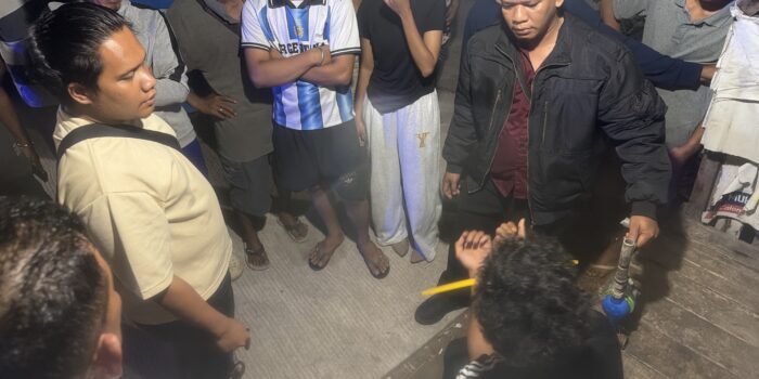 Polisi saat mengamankan seorang terduga pelaku pencurian yang beraksi di sekitar Perumahan Marina Green. Foto: Dok Polsek Batu Aji