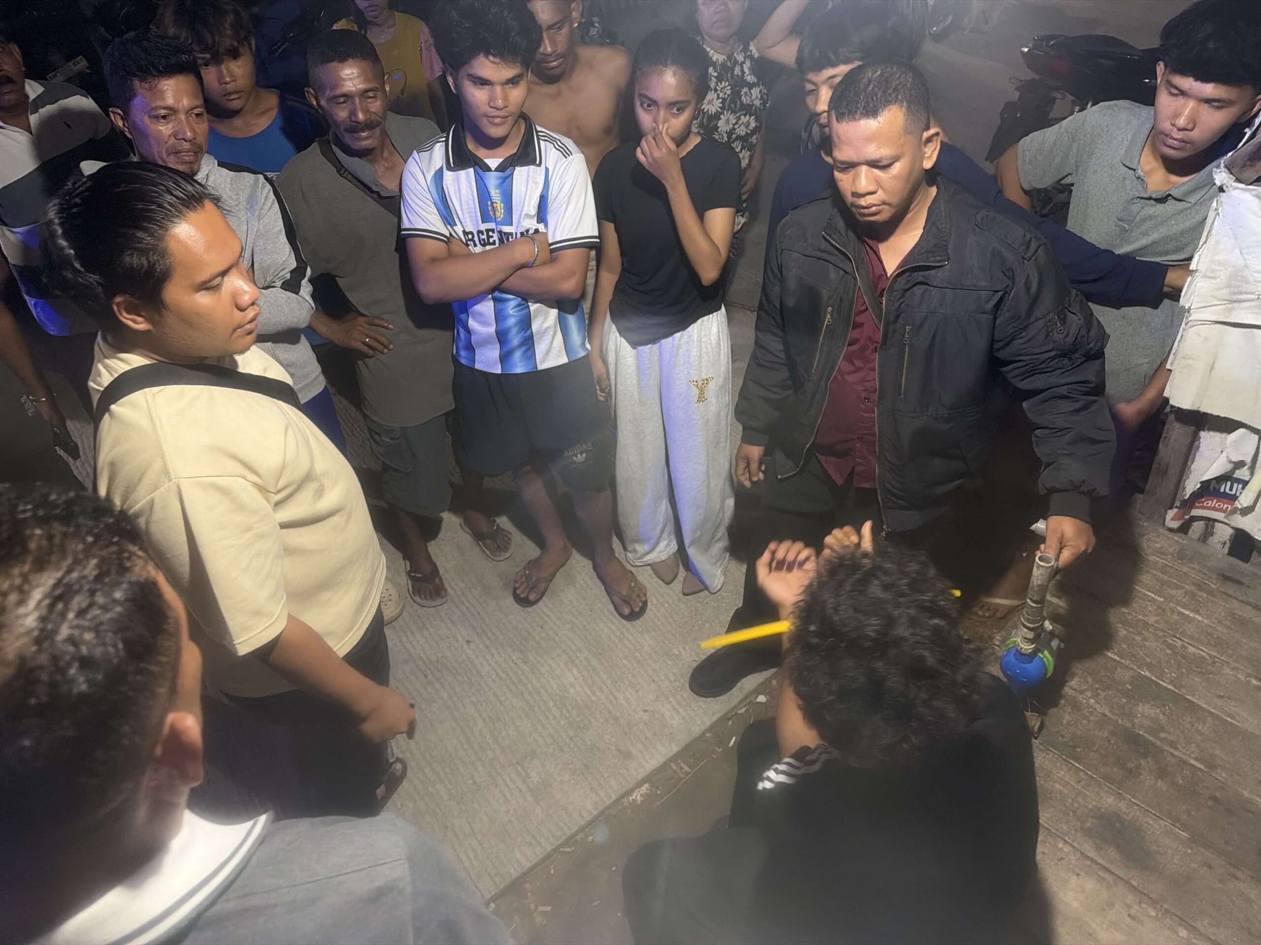 Polisi saat mengamankan seorang terduga pelaku pencurian yang beraksi di sekitar Perumahan Marina Green. Foto: Dok Polsek Batu Aji