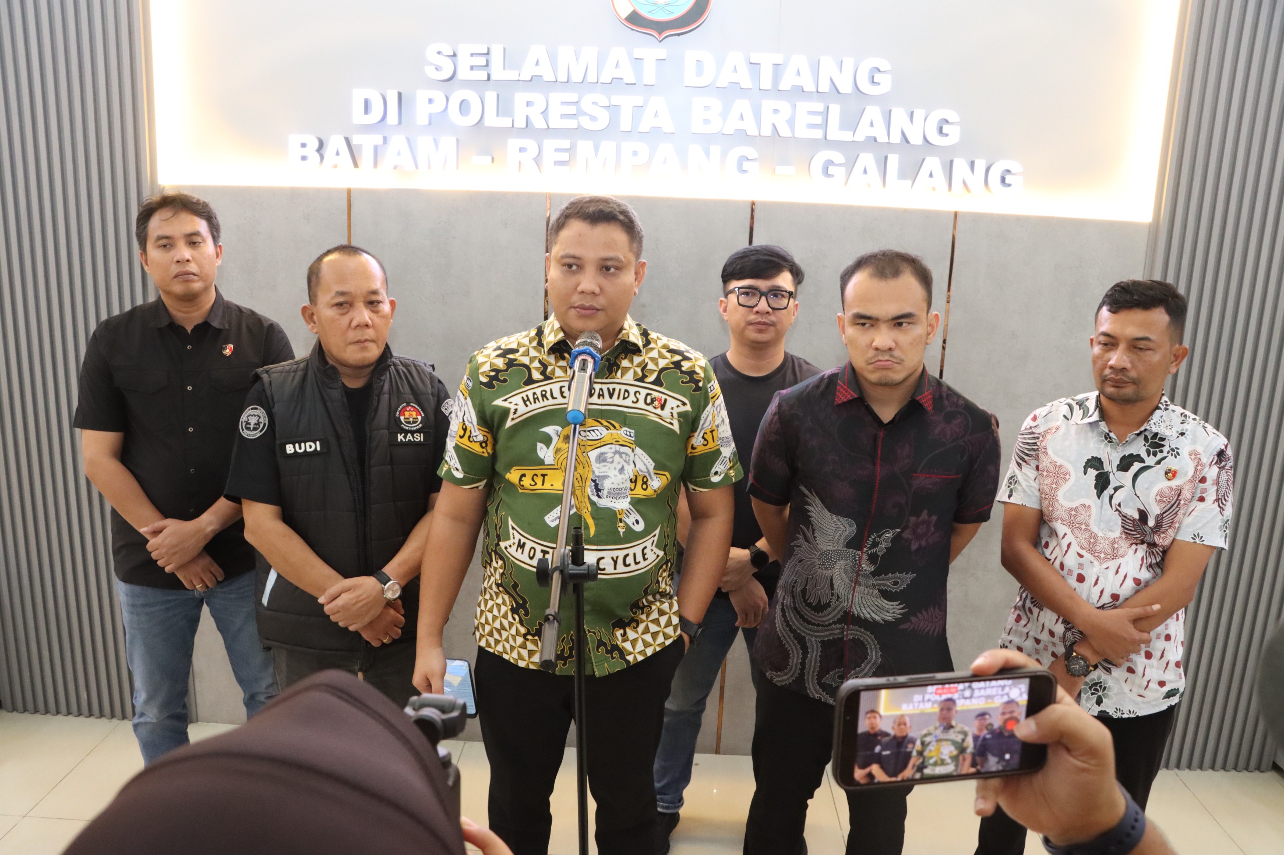Kasat Reskrim Polresta Barelang, Kompol Agung Tri Poerbowo memberikan keterangan kepada awak media soal kasus dugaan curanmor yang viral di media sosial. Foto: Ist