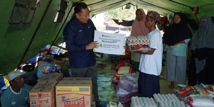 PT Agrinas Palma Nusantara (Persero) menyalurkan bantuan kemanusiaan bagi masyarakat terdampak gempa bumi di Nusa Tenggara Timur (NTT). Foto: Ist