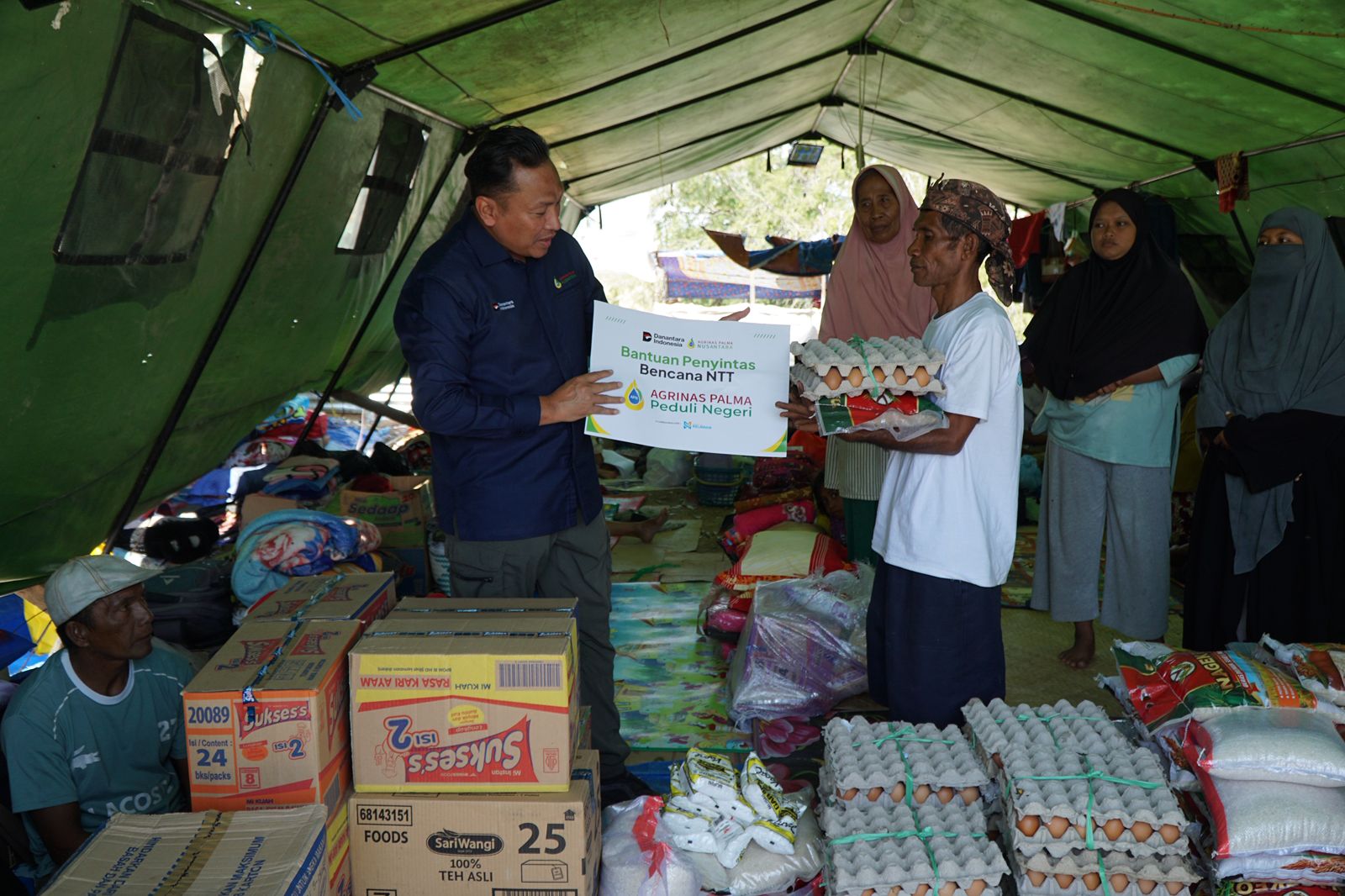 PT Agrinas Palma Nusantara (Persero) menyalurkan bantuan kemanusiaan bagi masyarakat terdampak gempa bumi di Nusa Tenggara Timur (NTT). Foto: Ist