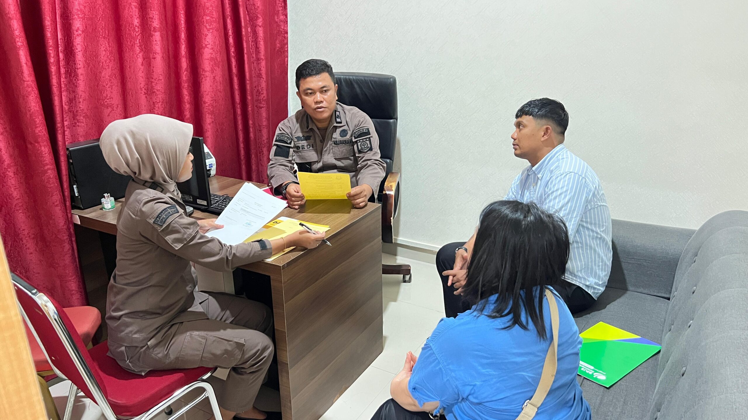 Kepala Seksi (Kasi) Datun Kejari Tanjungpinang, Dedi Januarto Simatupang (tengah). Foto: Ist