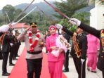 IMG-20260921-WA0051 Kapolres Kepulauan Anambas yang baru, AKBP Misbachul Munir, disambut tradisi Pedang Pora saat tiba di Mapolres Kepulauan Anambas,