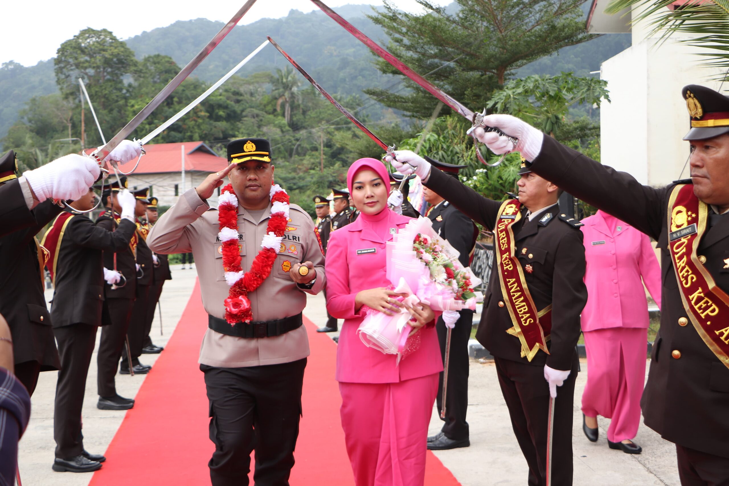 Kapolres Kepulauan Anambas yang baru, AKBP Misbachul Munir, disambut tradisi Pedang Pora saat tiba di Mapolres Kepulauan Anambas,