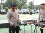 Kapolresta Tanjungpinang Kombes Pol Indra Ranu Dikarta (kanan) melakukan pengecekan terhadap berbagai material dan perlengkapan yang tersedia di Mapolresta Tanjungpinang. Foto: Ist