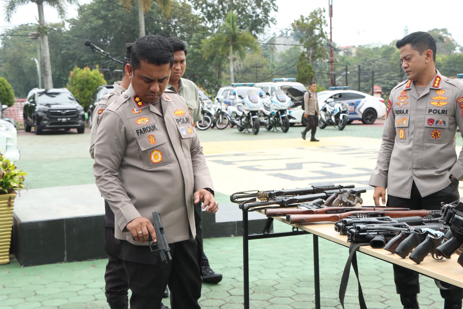 Kapolresta Tanjungpinang Kombes Pol Indra Ranu Dikarta (kanan) melakukan pengecekan terhadap berbagai material dan perlengkapan yang tersedia di Mapolresta Tanjungpinang. Foto: Ist