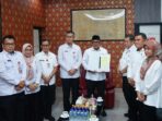 WhatsApp Image 2026-09-16 at 5.12.26 PM @1_11zon Kajari Tanjungpinang, Sundoro Adi didampingi Kasi Datun Kejari Tanjungpinang, Dedi Januarto Simatupang saat penyerahan legal opinion atau pendapat hukum kepada Wali Kota Tanjungpinang, Lis Darmansyah. Foto: Ist