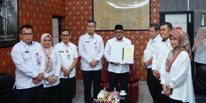 Kajari Tanjungpinang, Sundoro Adi didampingi Kasi Datun Kejari Tanjungpinang, Dedi Januarto Simatupang saat penyerahan legal opinion atau pendapat hukum kepada Wali Kota Tanjungpinang, Lis Darmansyah. Foto: Ist