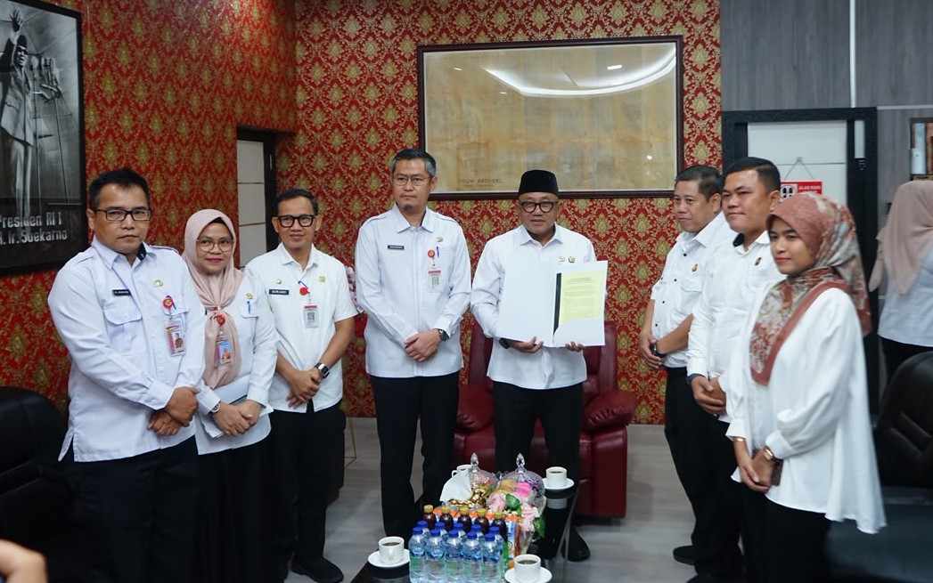 Kajari Tanjungpinang, Sundoro Adi didampingi Kasi Datun Kejari Tanjungpinang, Dedi Januarto Simatupang saat penyerahan legal opinion atau pendapat hukum kepada Wali Kota Tanjungpinang, Lis Darmansyah. Foto: Ist
