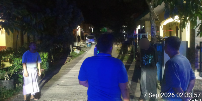 Polisi bersama warga saat mengamankan seorang pria yang diduga melakukan pencurian satu buah celana panjang milik warga. Foto: Dok Polsek Nongsa