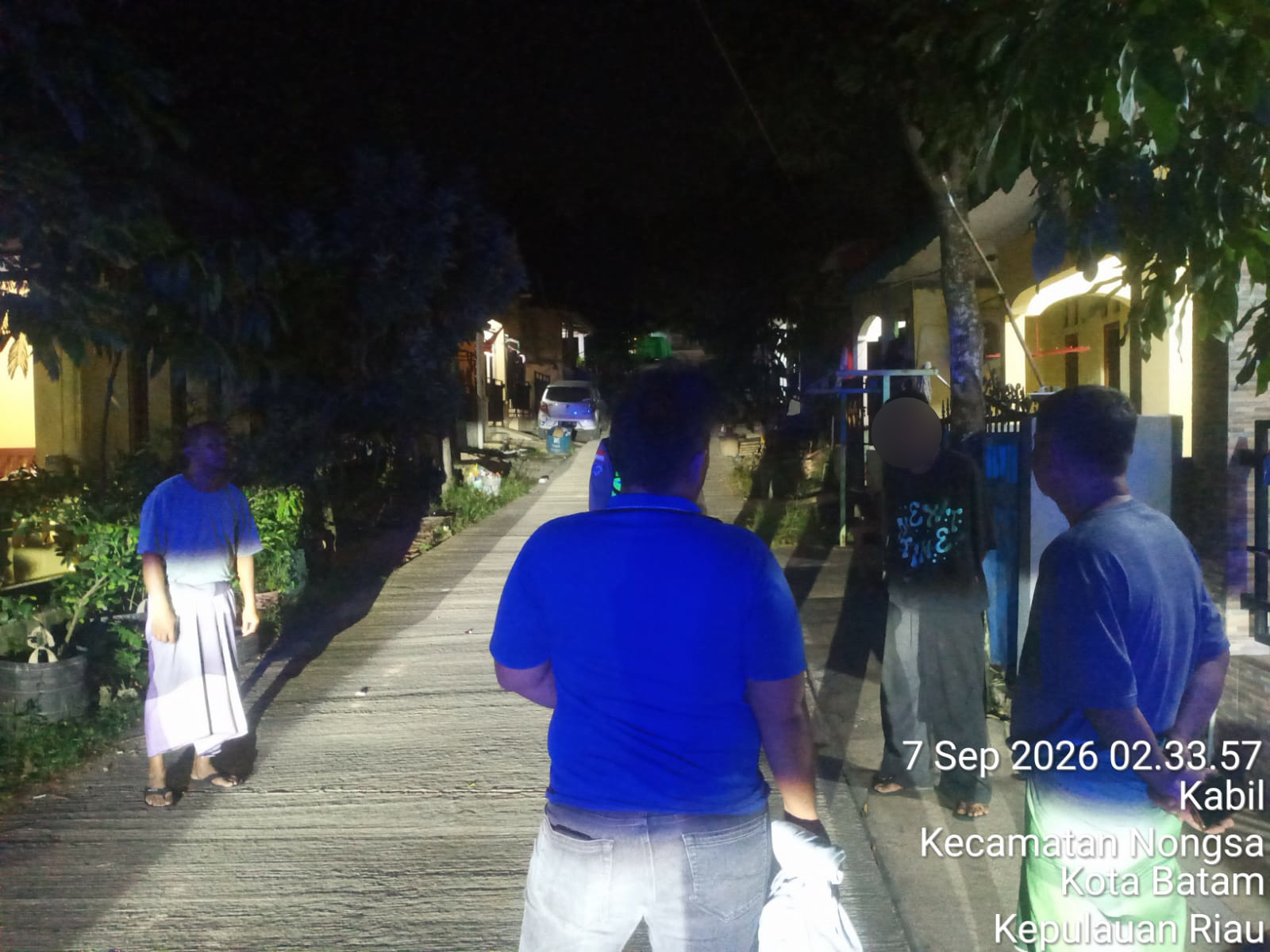 Polisi bersama warga saat mengamankan seorang pria yang diduga melakukan pencurian satu buah celana panjang milik warga. Foto: Dok Polsek Nongsa